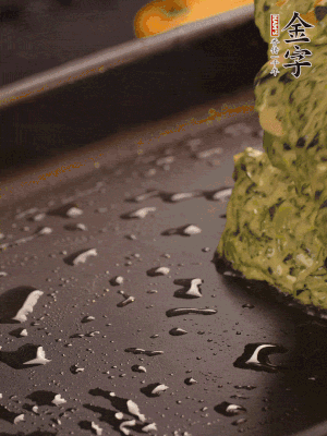 熱鍋擦一下油，下面糊攤平。