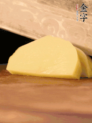 土豆去皮切丁。水開后，放入鍋中煮2-3分鐘，撈出瀝干水分。