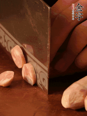 金字烤腸切圓片。