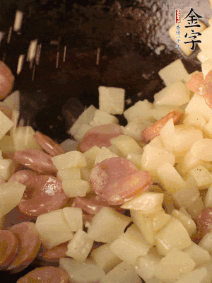 再放烤腸片煎熟。撒點鹽、孜然粉、辣椒面。