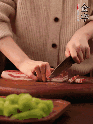 金字淡咸肉切片，冷水入鍋，加姜片、料酒略焯水。同步，五花肉切塊焯水。