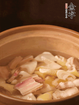 春筍、咸肉、咸肉一起入砂鍋，加姜片、料酒、清水大火煮沸到湯色變白。轉(zhuǎn)小火慢篤半小時。