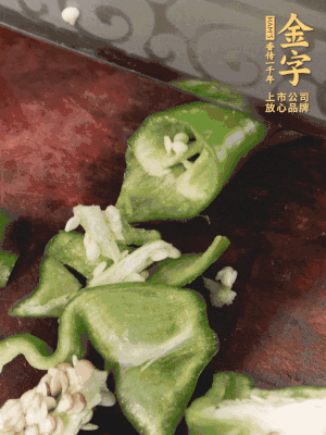 辣椒洗凈斜切成段，蒜切片。
