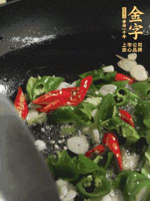 起鍋燒油，加辣椒、蒜片大火翻炒出香味。