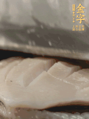 鮑魚用勺子撬出來，去掉內(nèi)臟和牙齒，加面粉、白醋、鹽、啤酒抓一下，清水洗凈，切花刀。