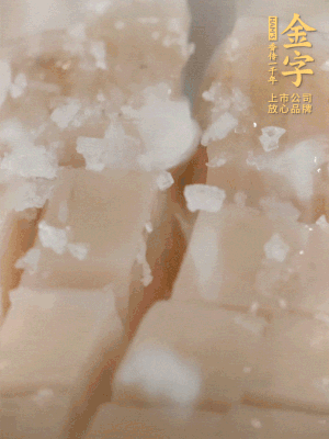 鮑魚中加點鹽、蠔油抓拌一下。
