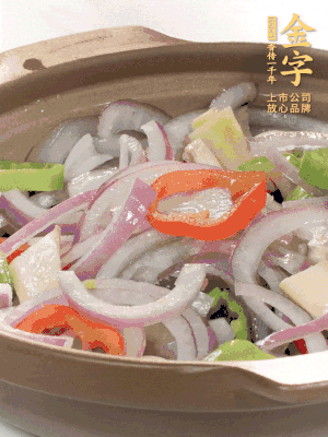 砂鍋底鋪上香菜，放上料頭，再放上焯過水的鮑魚殼。