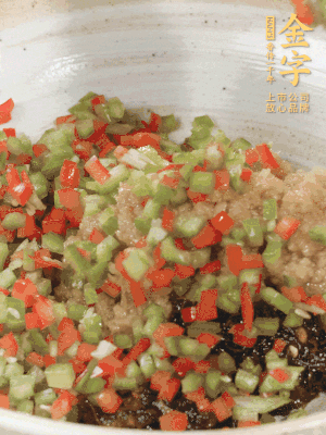 XO醬、蒜蓉醬、青紅椒粒攪拌成醬料。