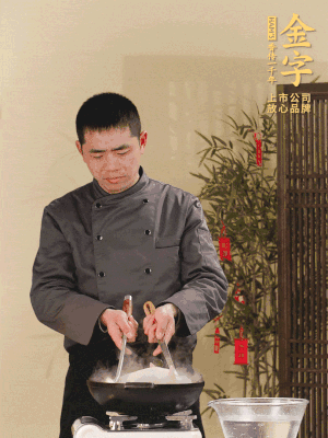 整只土雞冷水下鍋，加蔥姜、料酒焯水，撈出后用溫水清洗干凈。