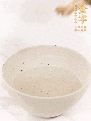 羊肚菌流水洗凈2遍后，溫水泡發(fā)15-20分鐘。