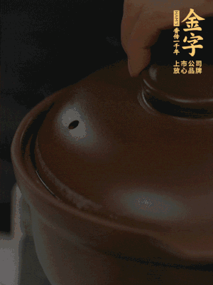雞、火腿、姜片一起放入砂鍋中，大火轉(zhuǎn)小火燉2小時。