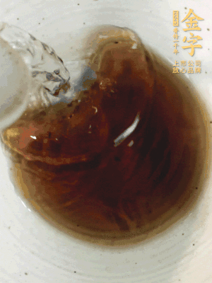 黃酒中加清水、蒸魚(yú)豉油、白砂糖混合均勻。