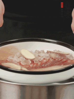 置于盤中，加冰糖100g、黃酒100g、水200g，上鍋蒸20分鐘。