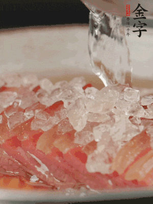 依舊放上冰糖100g、黃酒100g、水200g，鍋中再蒸15分鐘。