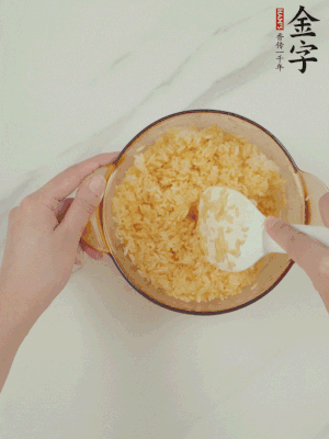 隔夜剩米飯加蛋黃攪拌均勻。