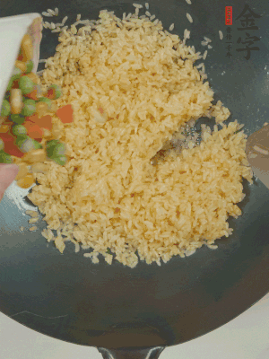 下豌豆粒、胡蘿卜粒、玉米粒。（買現(xiàn)成冷凍的雜菜即可，非常方便）