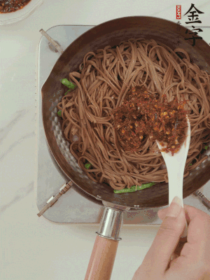 下蕎麥面，淋上少許醬油，加2勺金字火腿大師醬略翻炒即可。