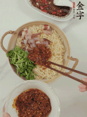 在面上鋪魷魚、香菜、金字火腿大師醬。