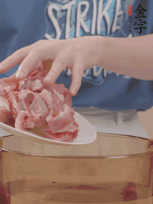 排骨剁小塊，加姜片、料酒沸水下鍋焯水。