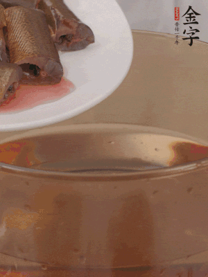 處理干凈的黃鱔段，加姜片、料酒沸水下鍋焯水。撈出用涼水沖洗干凈。