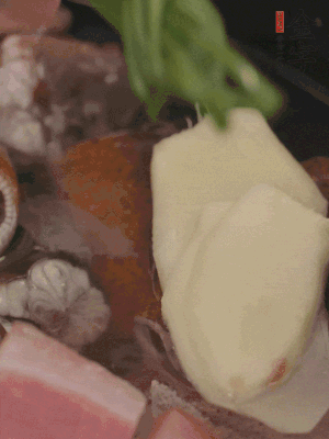 加姜片、蔥結、料酒。