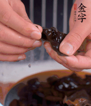 木耳冷水泡發(fā)，處理成小塊。（如果是小木耳就不用切了）