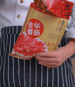 香腸切成斜片，小米辣切成斜片。
