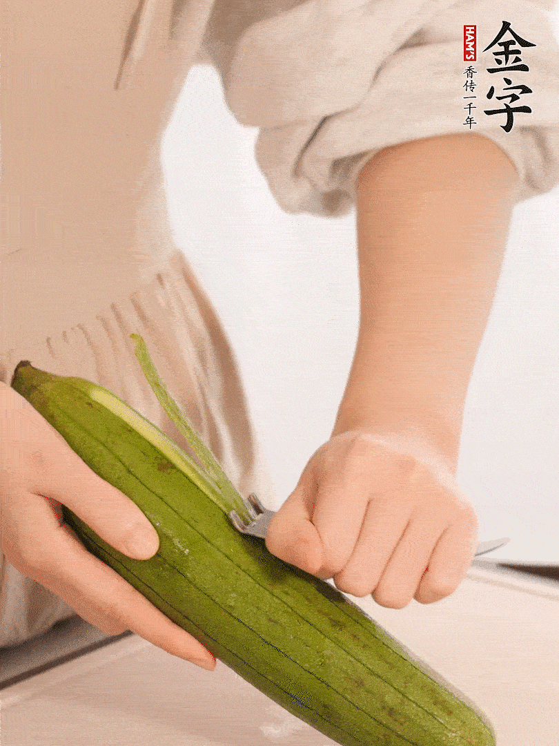 絲瓜去皮切滾刀塊用鹽殺一下水分洗凈。