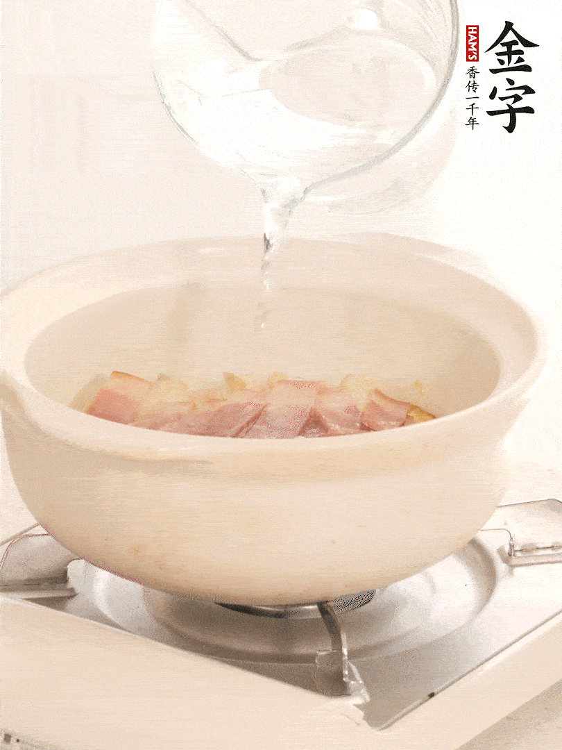 放入火腿片，加開水，再加入豆腐