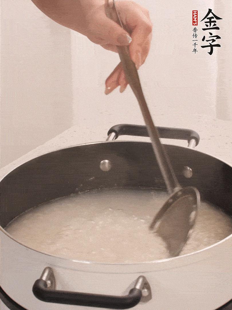 香菇、土豆、胡蘿卜、金字土香腸切小塊。