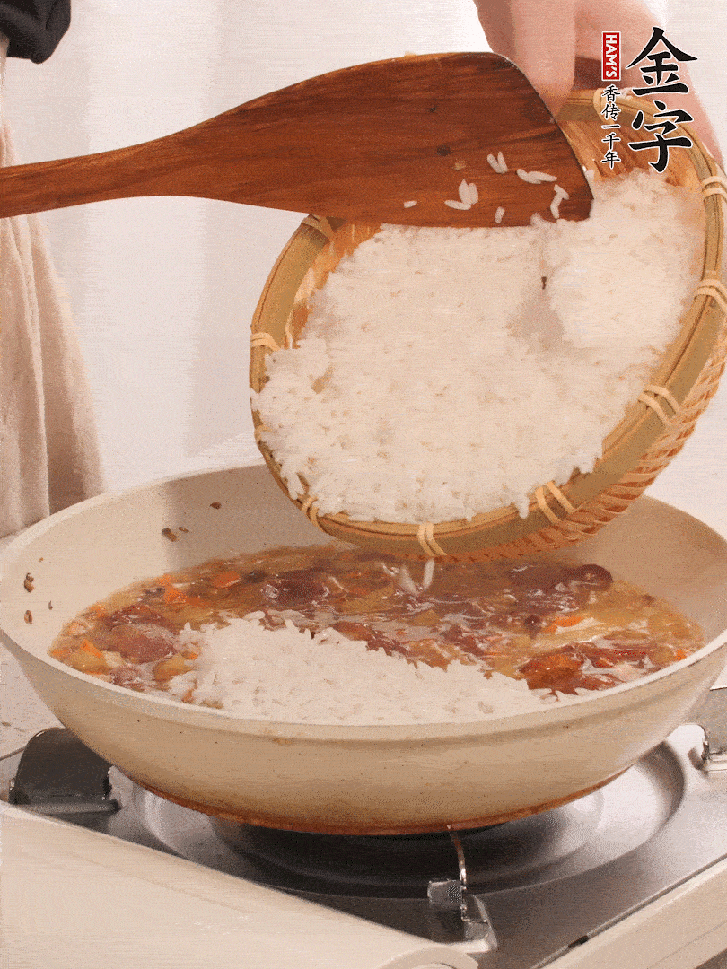 熱鍋燒油，香腸煸出油，加姜片去腥，加土豆、胡蘿卜、香菇翻炒到半熟，隨后加豆角、2小勺鹽、1大勺生抽，煸炒均勻。