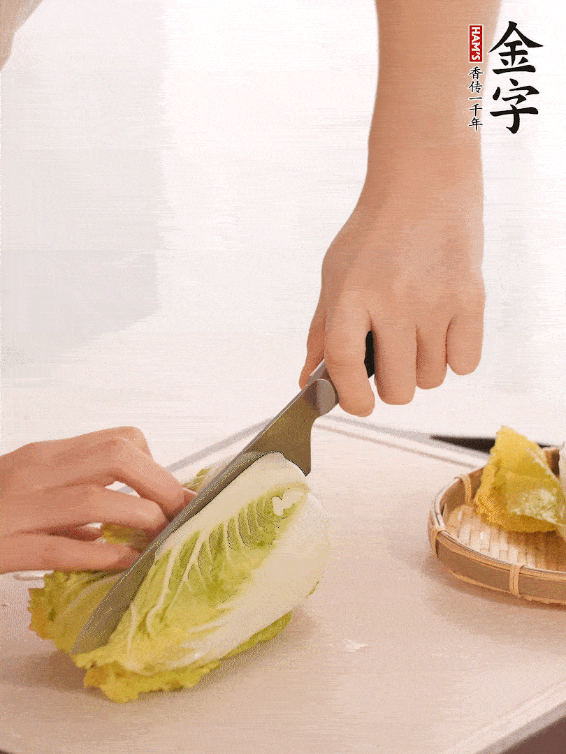生姜切末，白菜改刀成成塊。