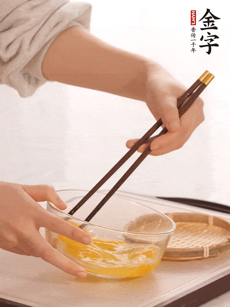 兩顆雞蛋打散。