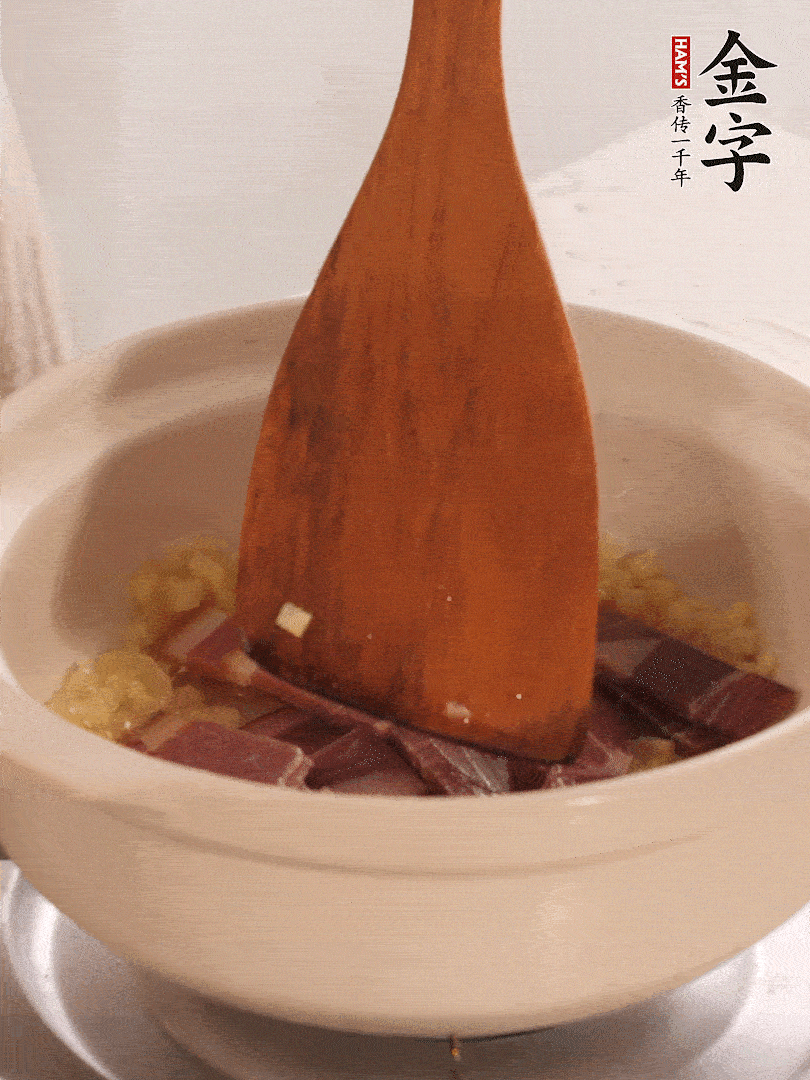 加熱水，加入白菜蓋上蓋子煨煮3分鐘。