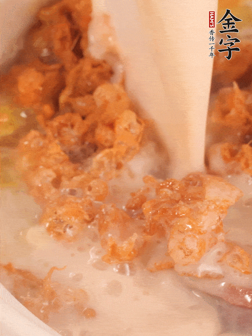 加入蛋酥再煨煮2分鐘，加入豆?jié){。