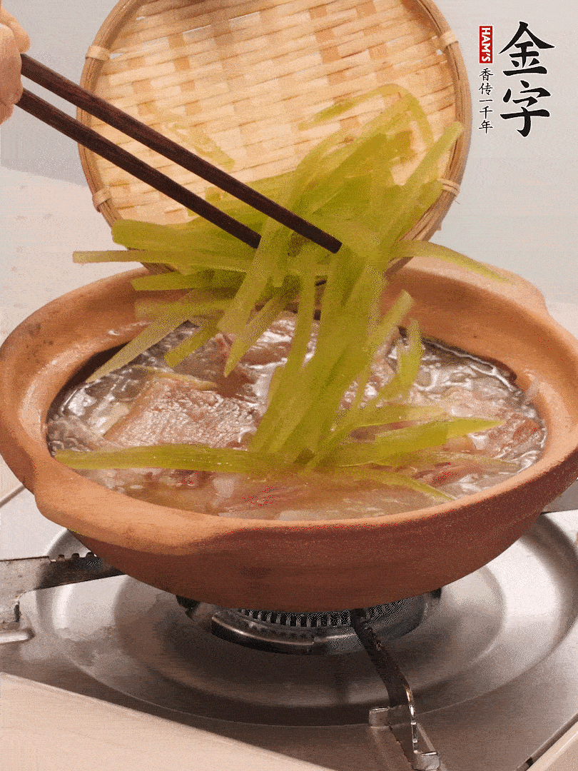 倒入熱水煮開后，轉小火燉煮10分鐘，呈奶白色湯底。
