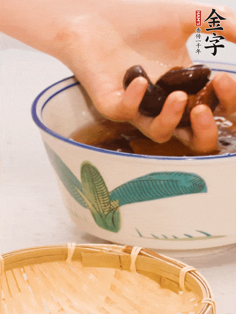 干香菇提前泡發(fā)切片，泡香菇水留著備用。
