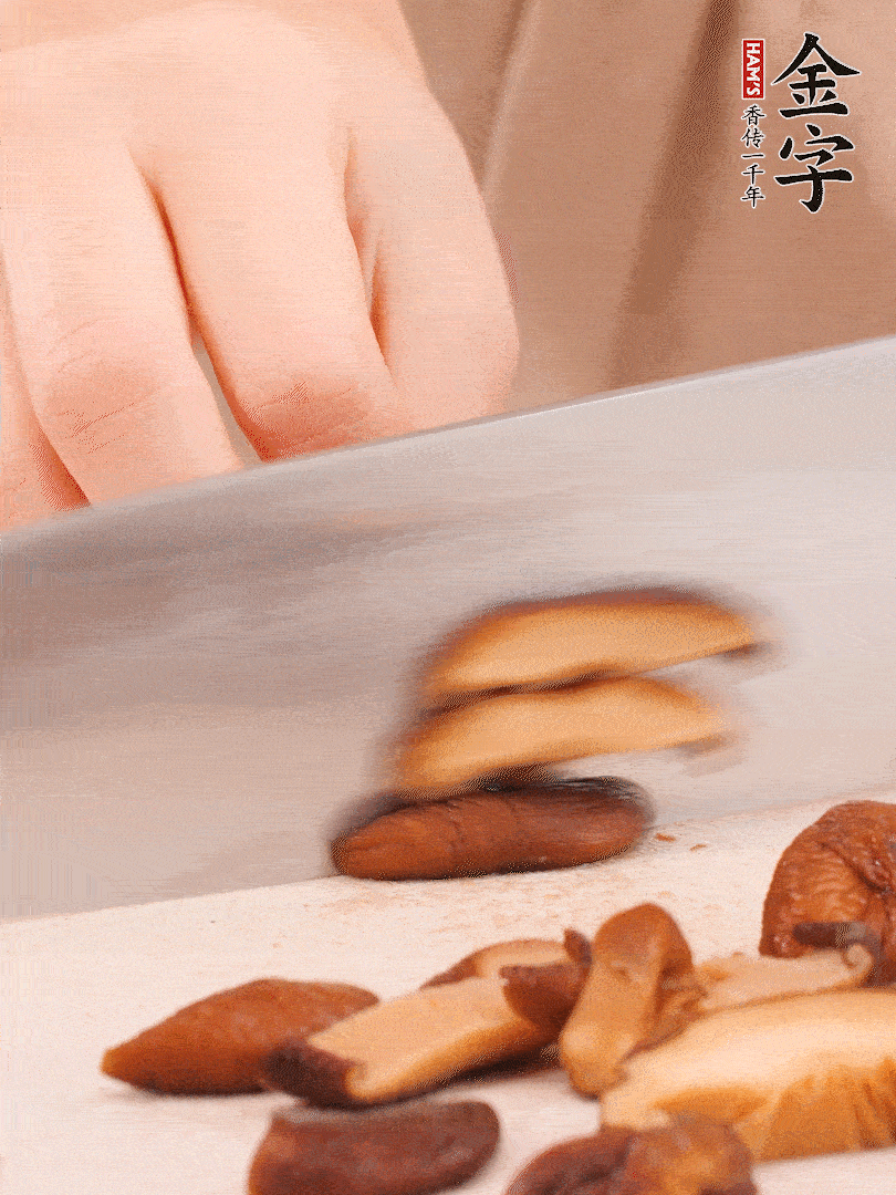 干香菇泡發(fā)，切成小塊。