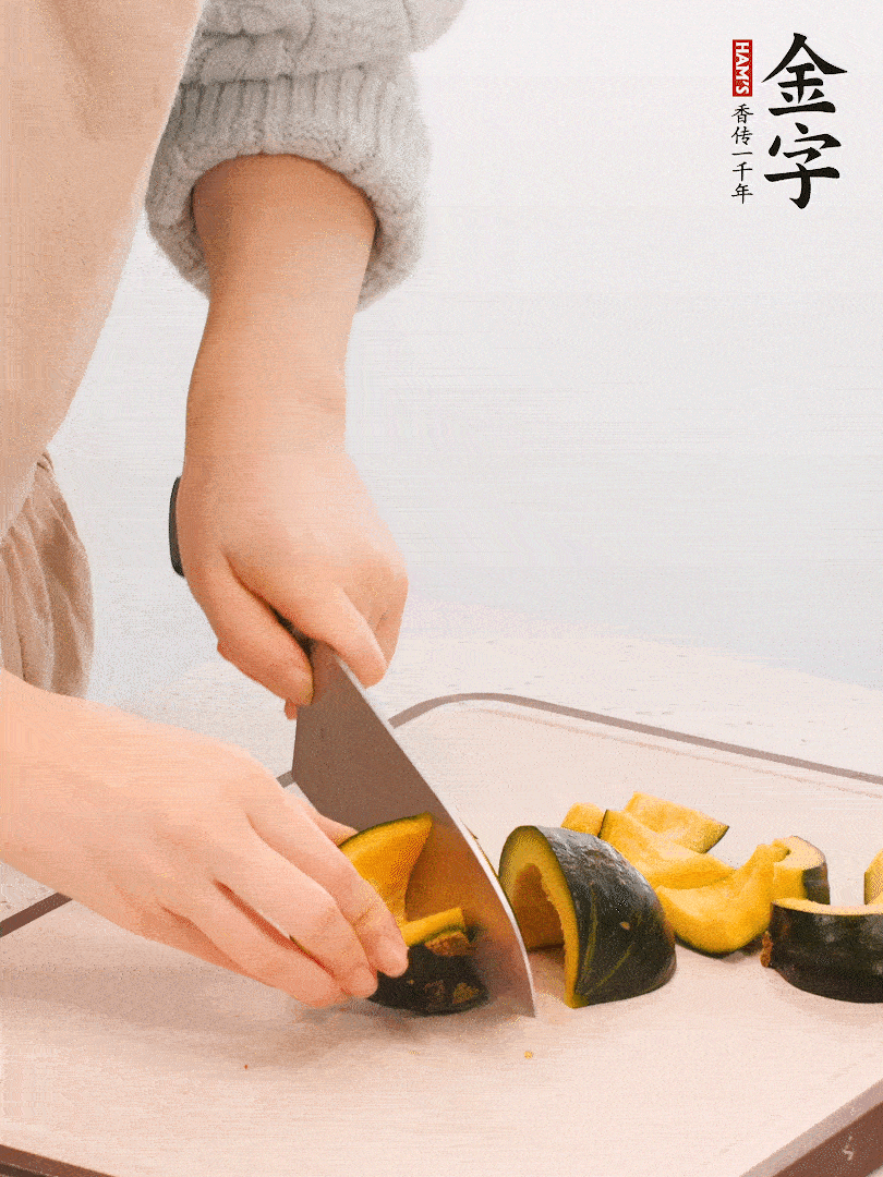 貝貝南瓜切小塊，生姜切成姜絲。