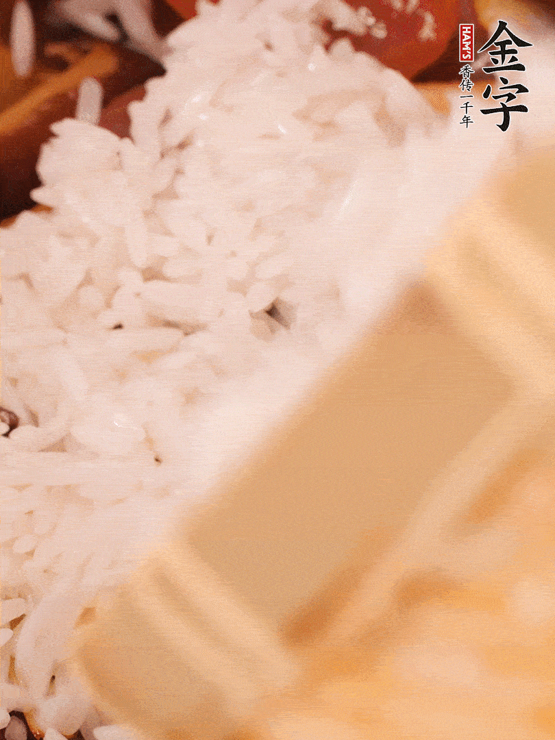 接著倒入提前浸泡的大米，加生抽、食鹽、白胡椒粉，一起翻炒均勻。
