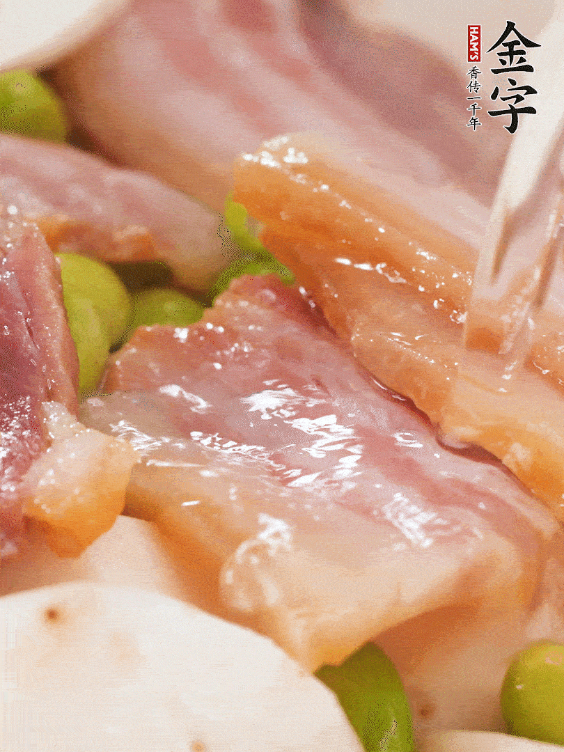 倒入芋艿、熟毛豆，翻炒均勻，加1小碗水煮開