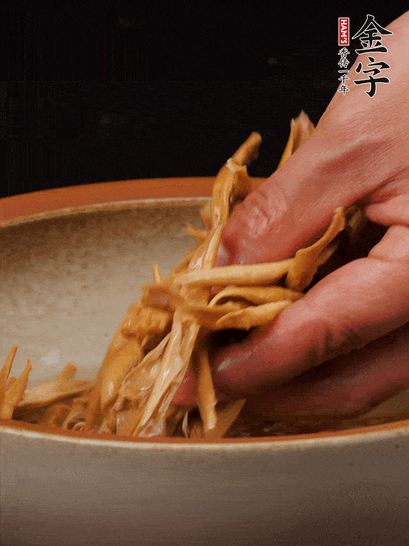 農(nóng)家土筍尖提前泡軟，用刀劃成細(xì)絲，這樣會(huì)更加入味。