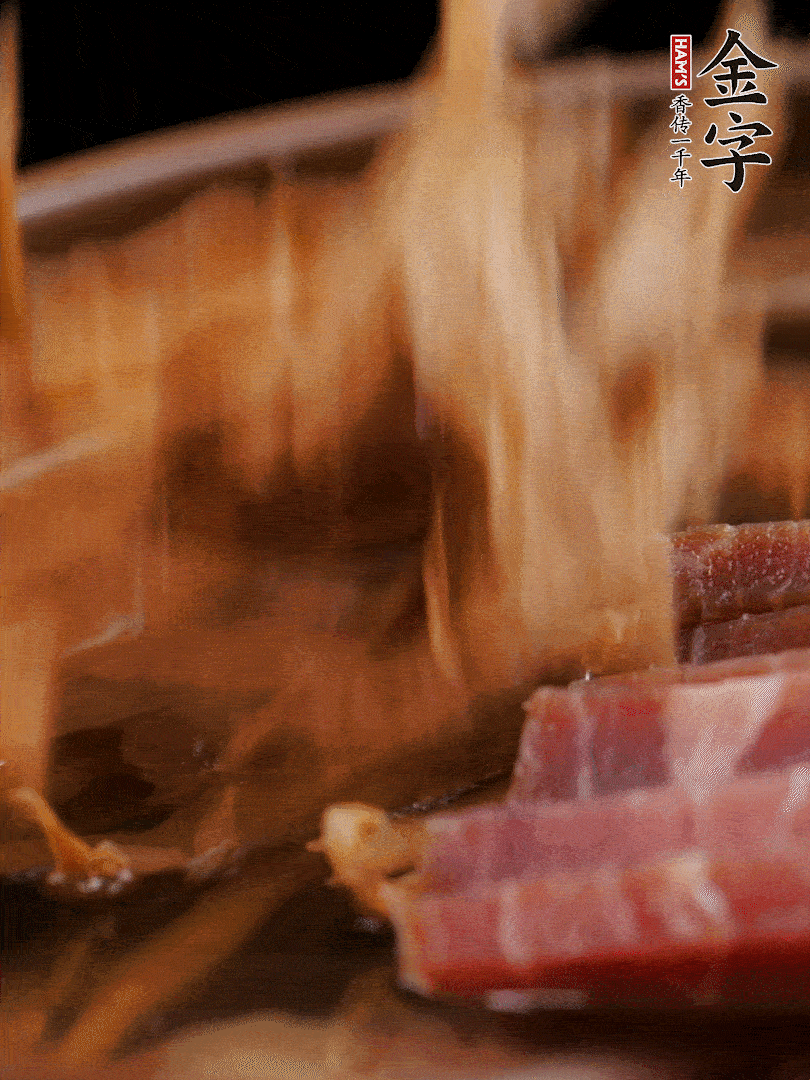 大筒骨、金字火腿、姜片、黃酒一起放入砂鍋，加筍干燉煮40分鐘。（如果家里有高壓鍋，用高壓鍋把高湯壓出來(lái)更鮮濃。）