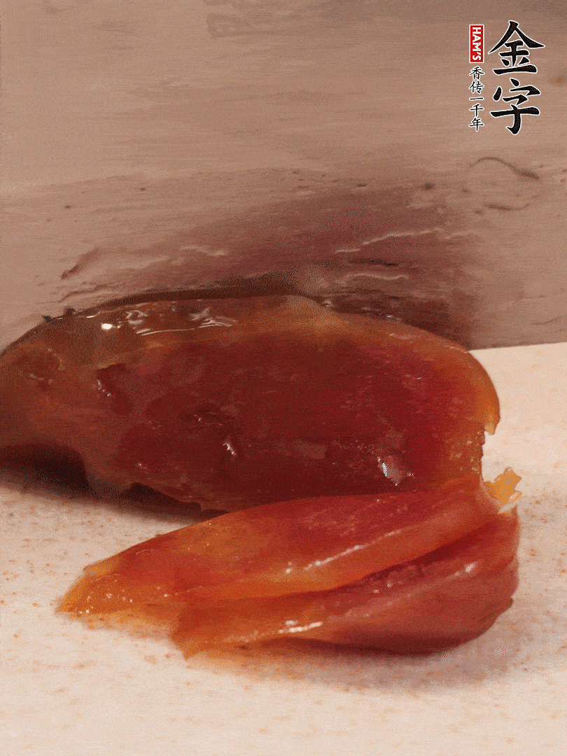 臘腸煮熟后，切薄片