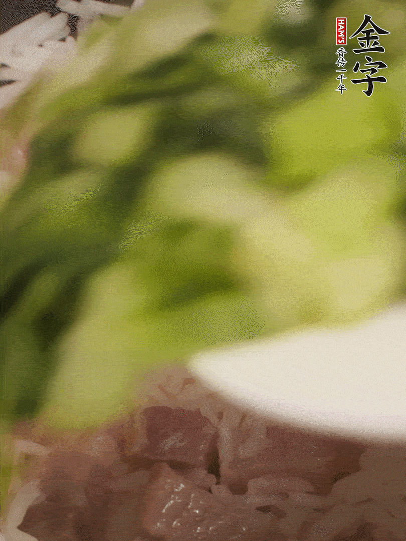 將燜煮好的米飯，倒入炒熟的蔬菜中，翻炒均勻鍆繼續(xù)燜煮5分鐘