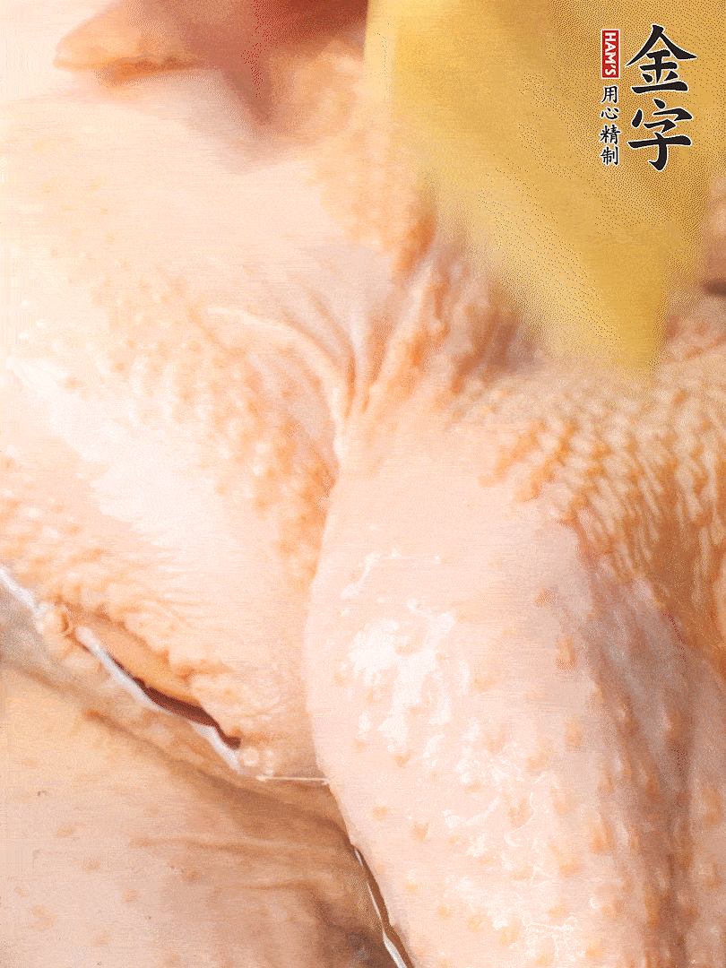老母雞去頭去尾，斬去雞爪。冷水入鍋，加料酒、蔥姜焯水，煮出浮沫后撈出，用清水洗凈