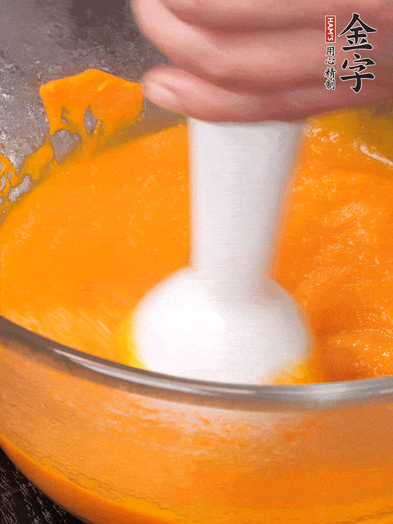 300g南瓜，去皮去瓤切滾刀塊，大火蒸8分鐘，料理機(jī)打成泥，篩網(wǎng)過篩成泥