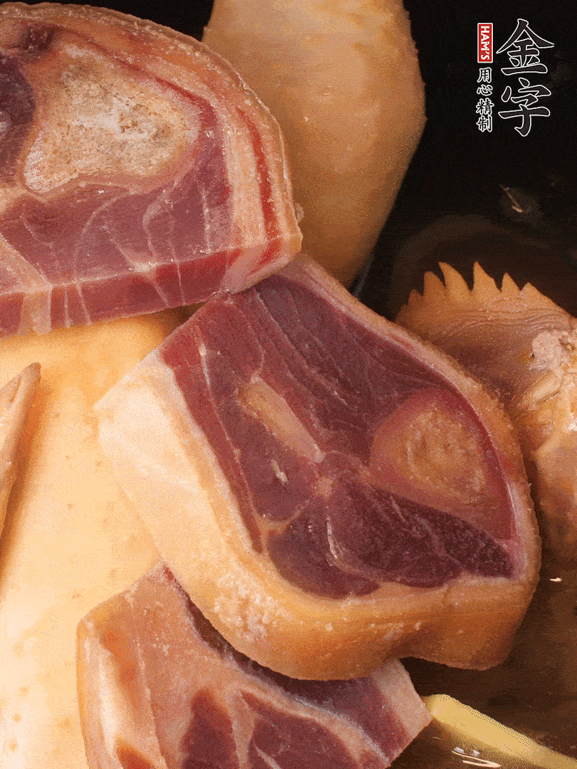 火踵、老母雞加蔥、姜、料酒、清水，大火燒開后轉(zhuǎn)小火，燉1小時(shí)