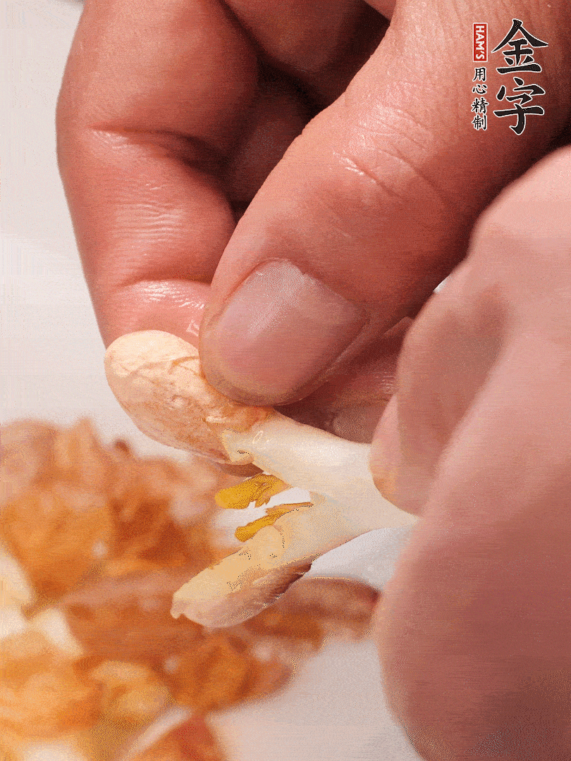 花生芽切段。開水焯水1分鐘，去掉頂部的花生皮