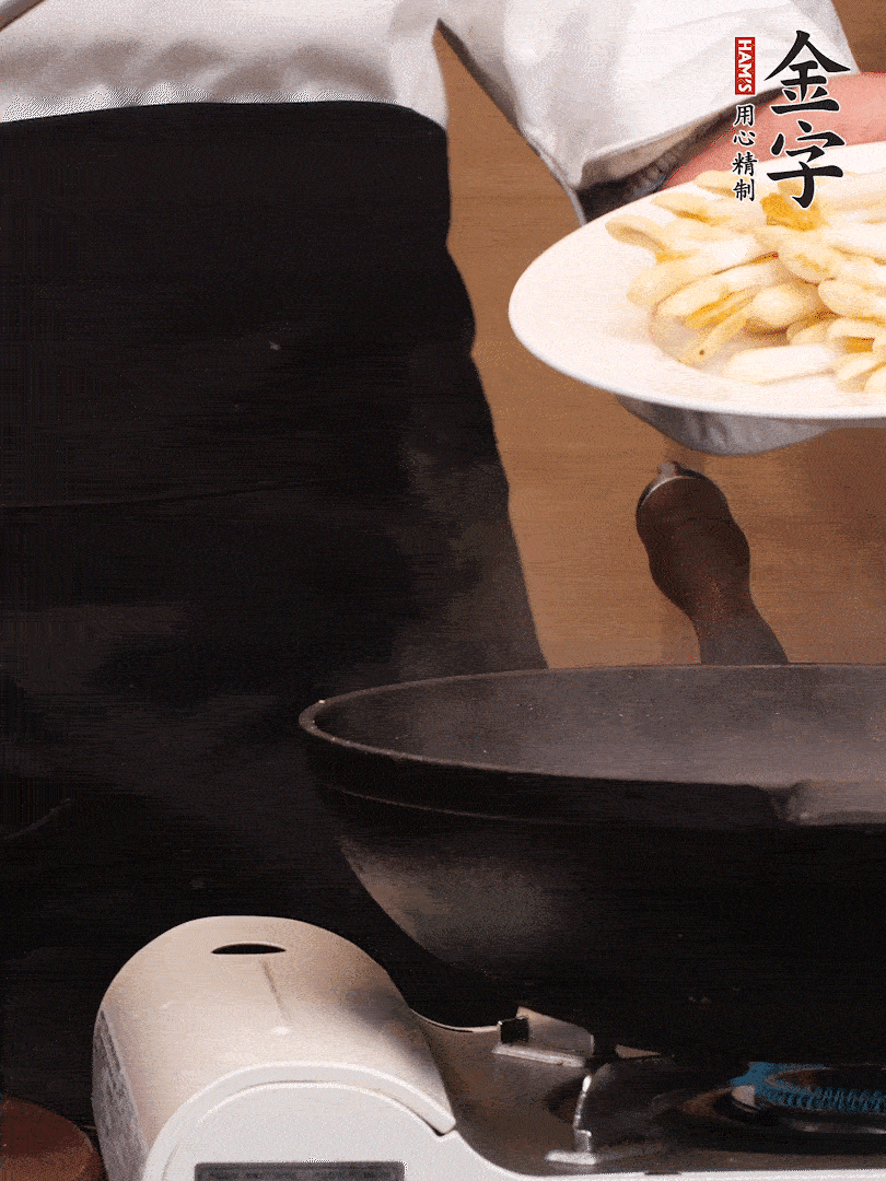 鍋中少許油，下花生芽